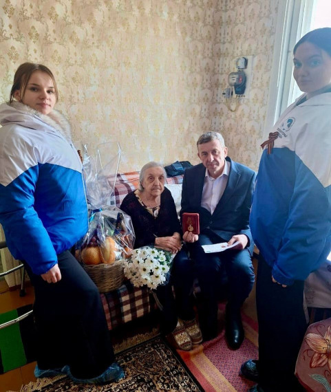 МЭР г.Лиски вручил юбилейную медаль. МЭР г.Лиски вручил юбилейную медаль.
